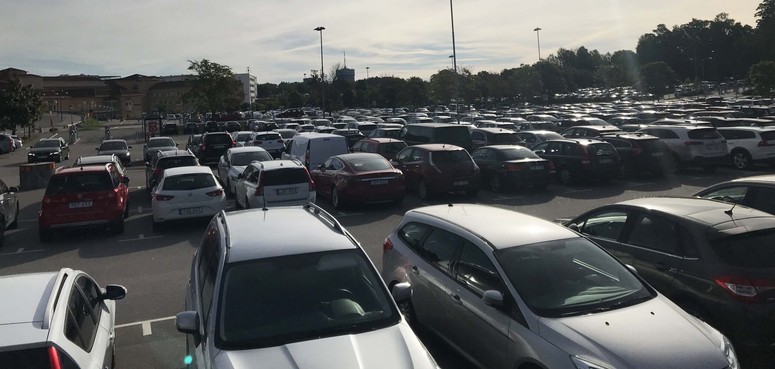 Bilden visar en parkeringsplats som kan ge upphov till låg avdunstning och därmed högre temperaturer än mer permeabla ytor. 